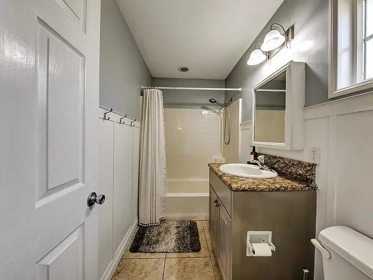 961 Florence St — Photo 18