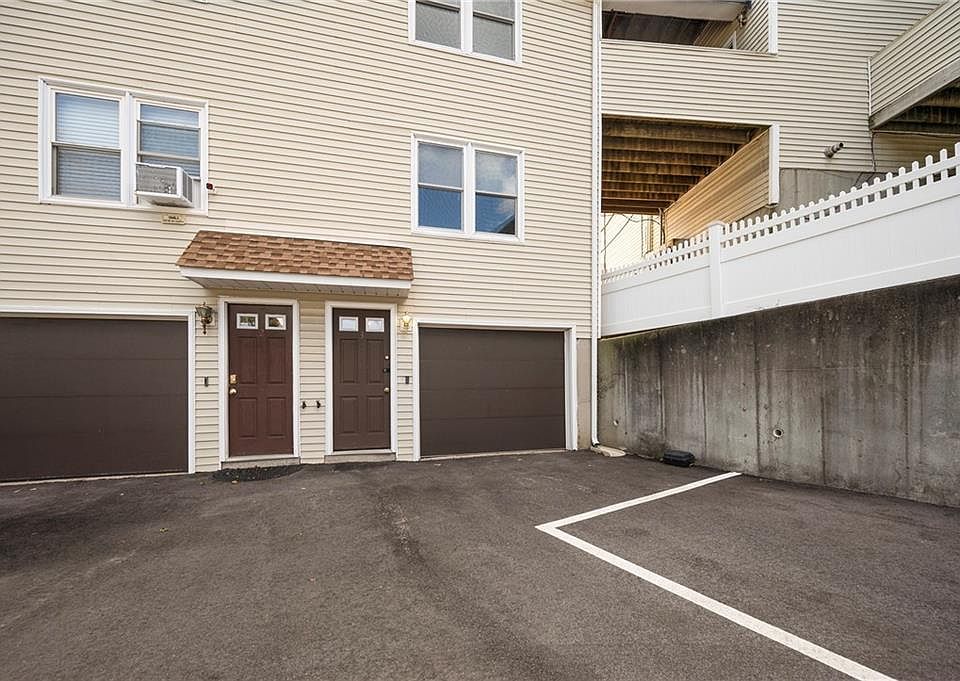 1st image of 10 Burleigh St APT 3