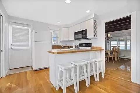 4 bed, 1.5 bath, 1482 sqft, $3,700 — Photo 4