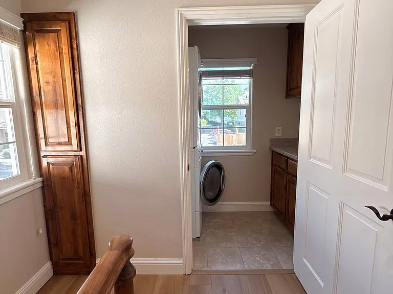 738 Peters Ave — Photo 10