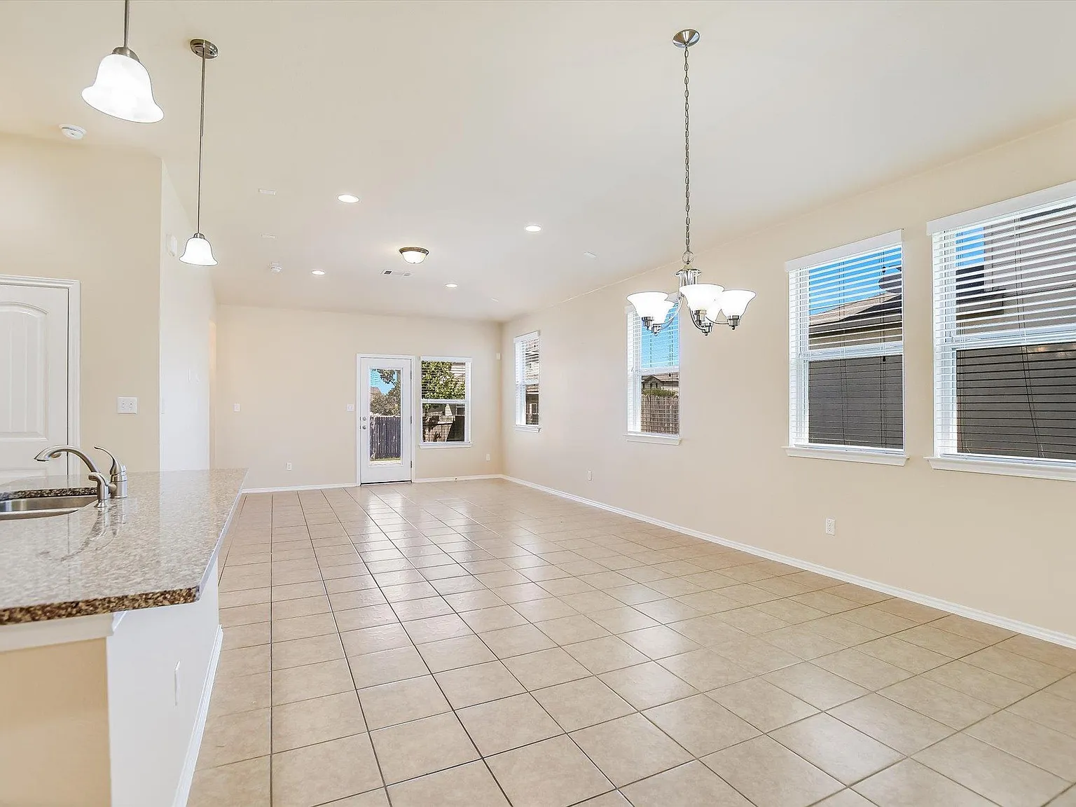 3 bed, 2.0 bath, 1699 sqft, $2,095 — Photo 3