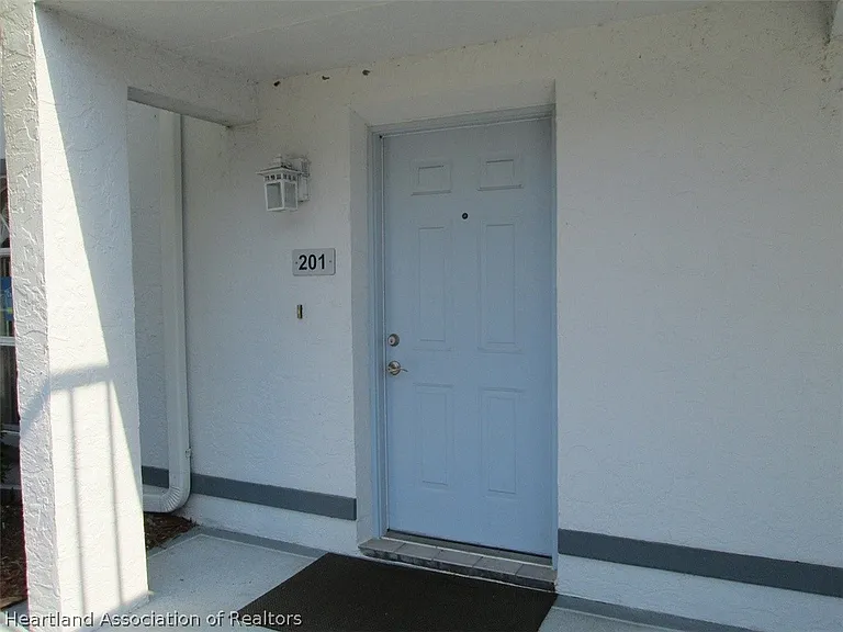 201 Stephen Dr — Photo 2