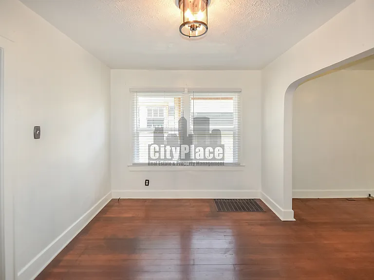 810 N Gladstone Ave — Photo 7