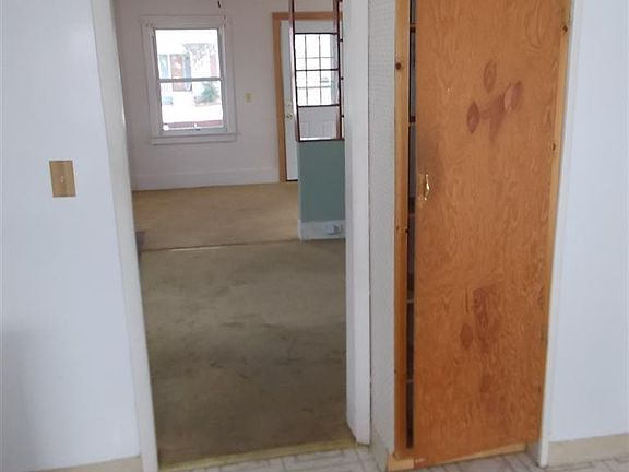 4th image of 722 Broadway Ave