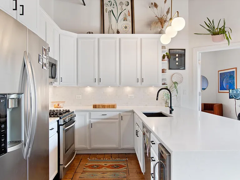2310 W Nelson St #301 — Photo 2