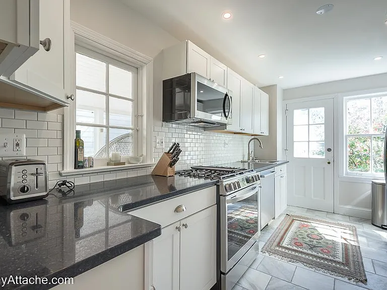 3414 Reservoir Rd NW — Photo 7