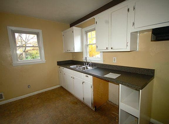 5th image of 2843 Cornell Dr NW