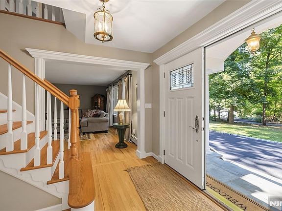 4th image of 55 Glen Road