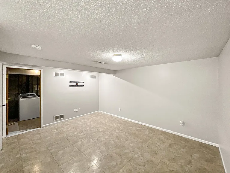 4961 Singleton Dr — Photo 17
