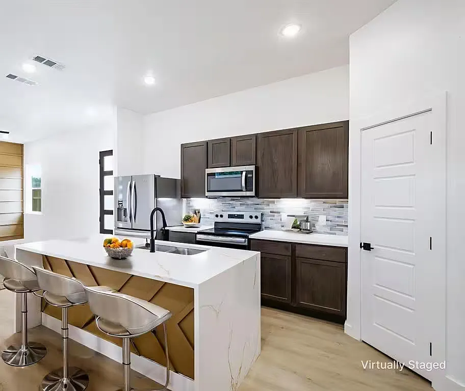 4 bed, 2.5 bath, 3200 sqft, $4,500 — Photo 3