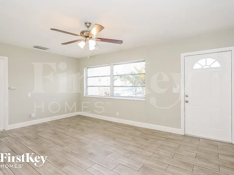 327 Azalea St — Photo 2
