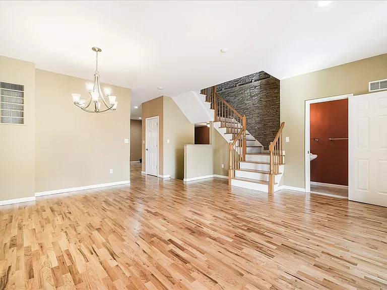 58 Alexander Ct — Photo 12