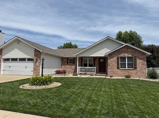 1013 Falcon Crest Ct, Staunton, IL 62088