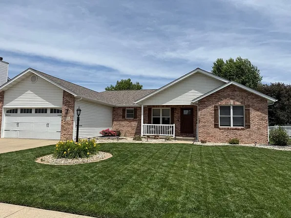 1013 Falcon Crest Ct, Staunton, IL 62088
