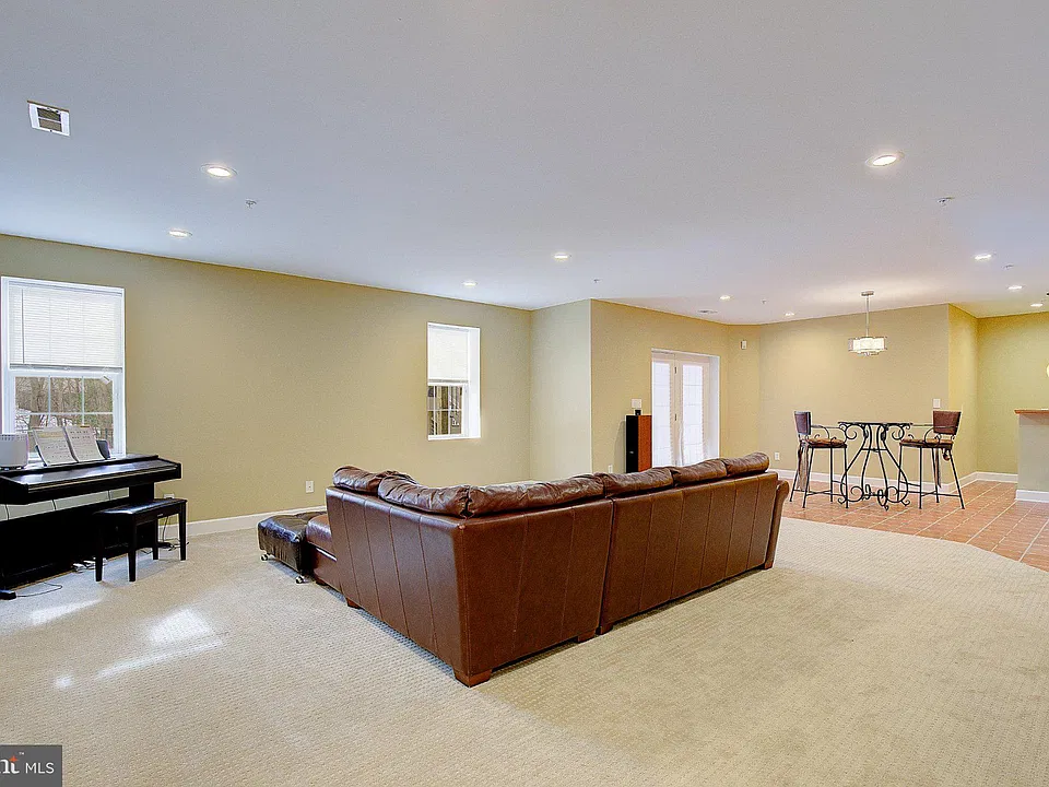 8105 Red Farm Ln