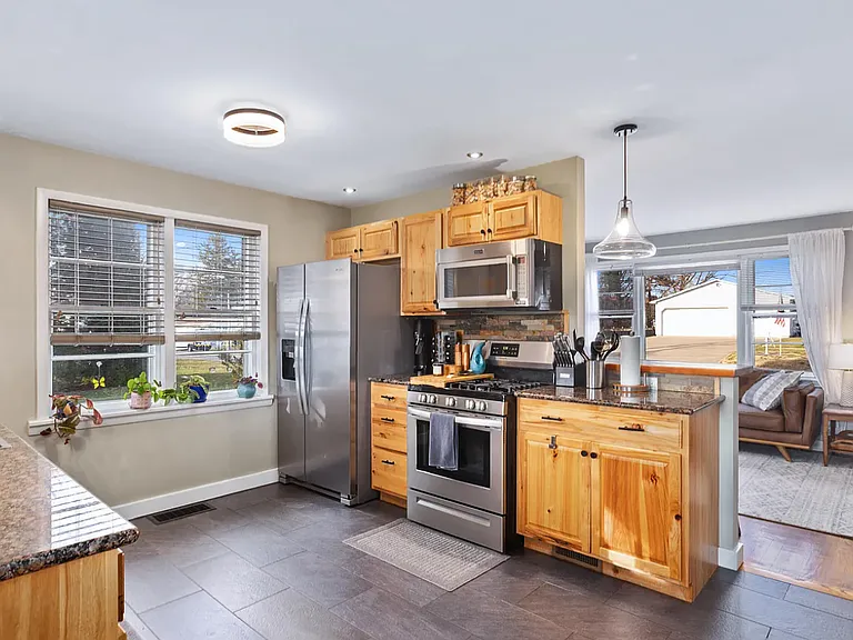 1002 Shakespeare Ave — Photo 5