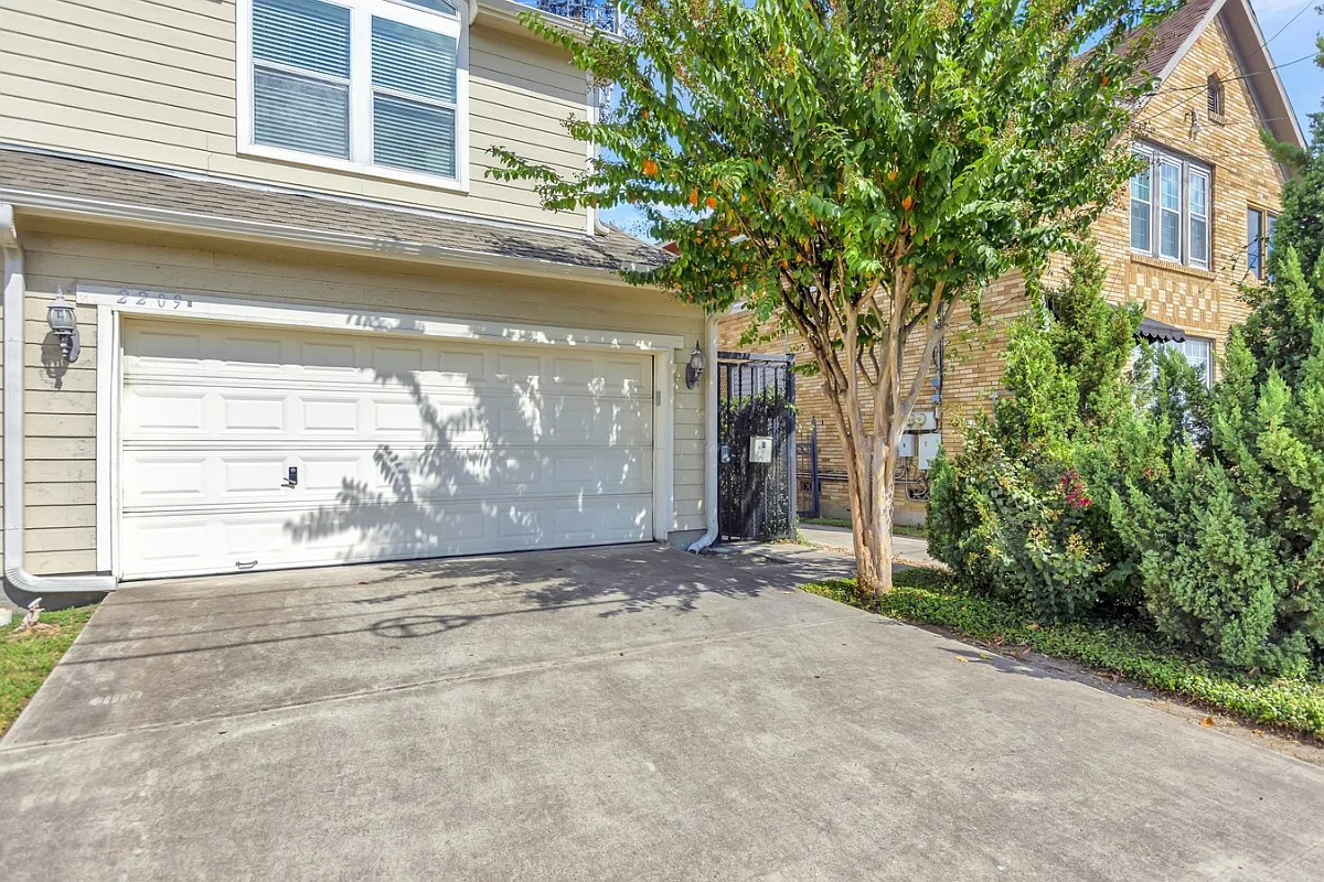 Driveway/Garage Entry - 2209 Alabama St #B