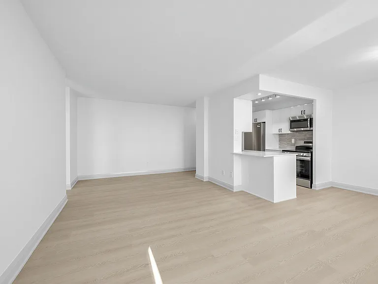 225 Davisville Ave — Photo 33