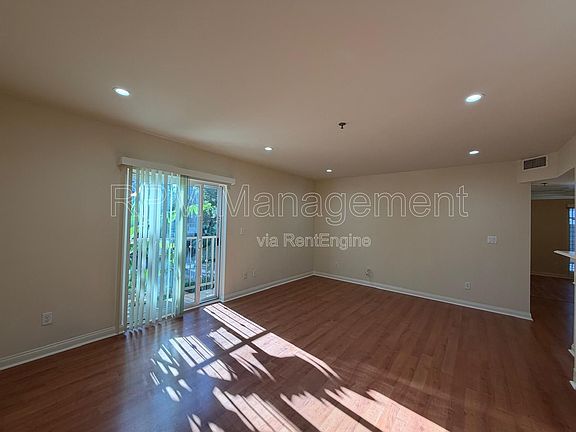 3rd image of 843 N Hayworth Ave APT 101