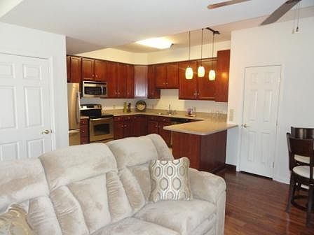 3rd image of 1001 E River Dr