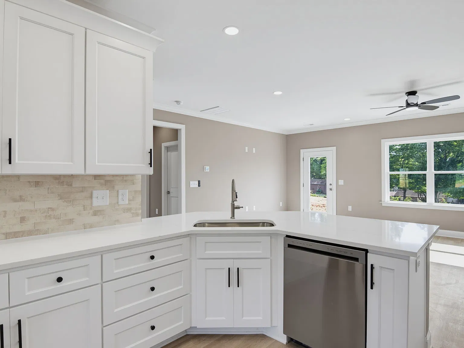 5 bed, 2571 sqft, $3,200 — Photo 4