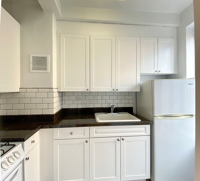 1st image of 200 W 15th St APT 8B