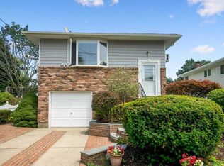 26 Dickens Ave, Dix Hills, NY 11746