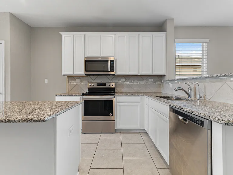 10719 Noble Cyn — Photo 24
