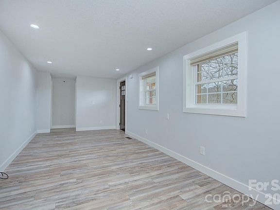 5th image of 29 W Southwood Dr