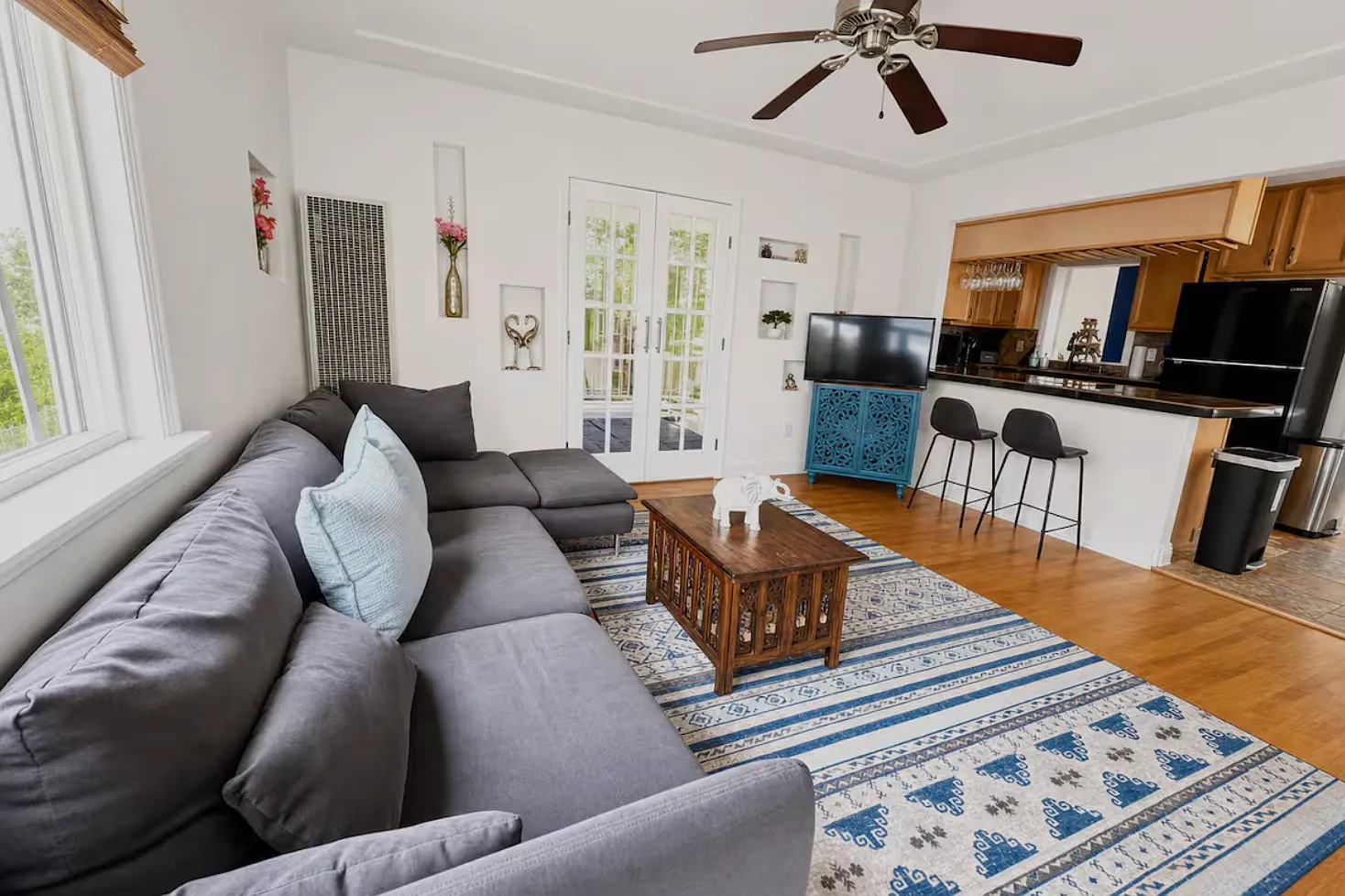 3 bed, $7,400 — Photo 2