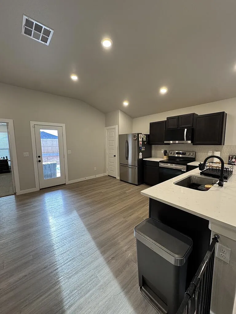 3 bed, 2.0 bath, 1377 sqft, $2,500 — Photo 4