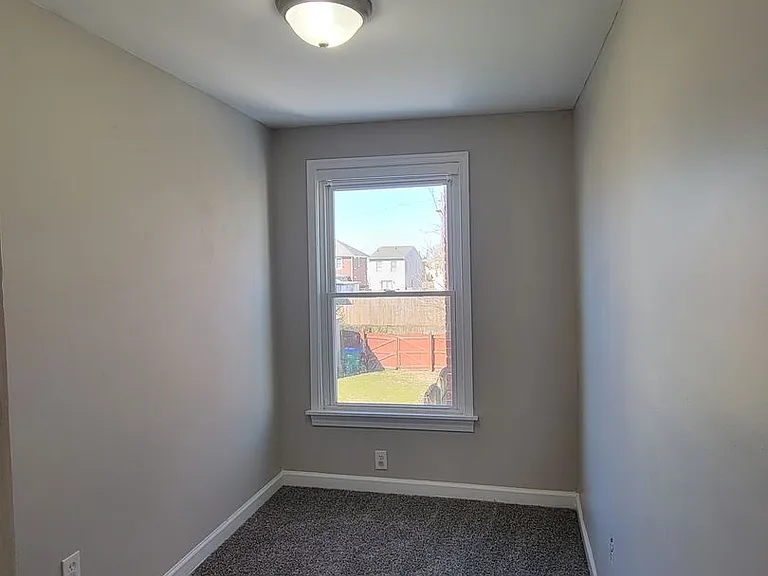 1709 Everett St — Photo 12