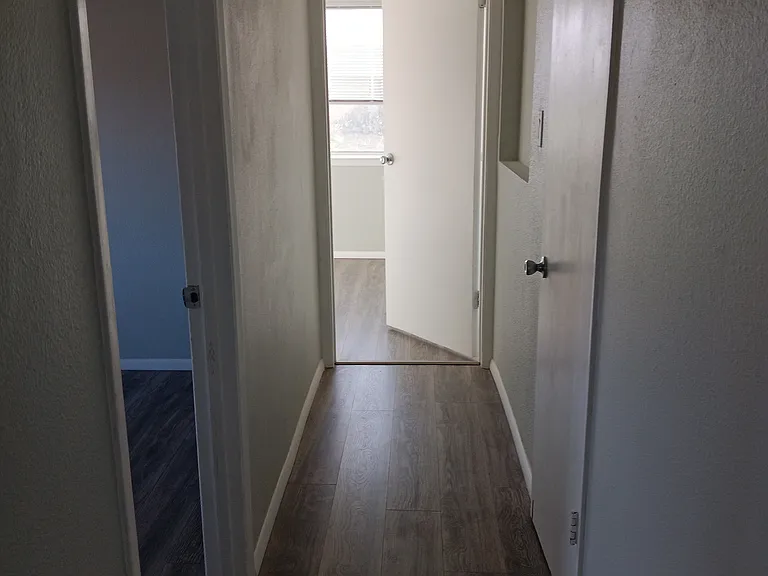 2714 Crestview Dr — Photo 3