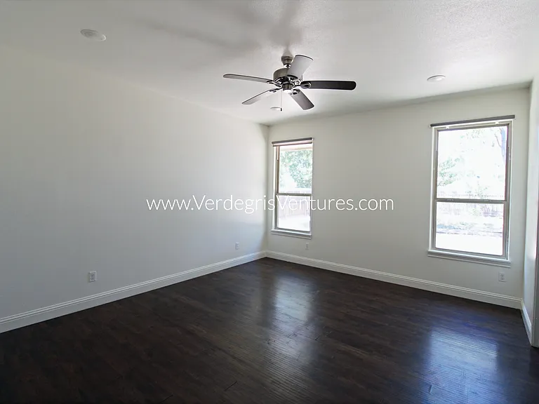 209 E Barron Ave — Photo 9