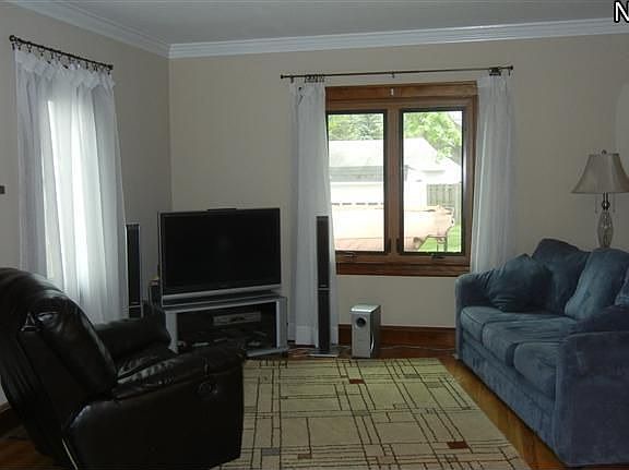 3rd image of 10702 Grace Ave
