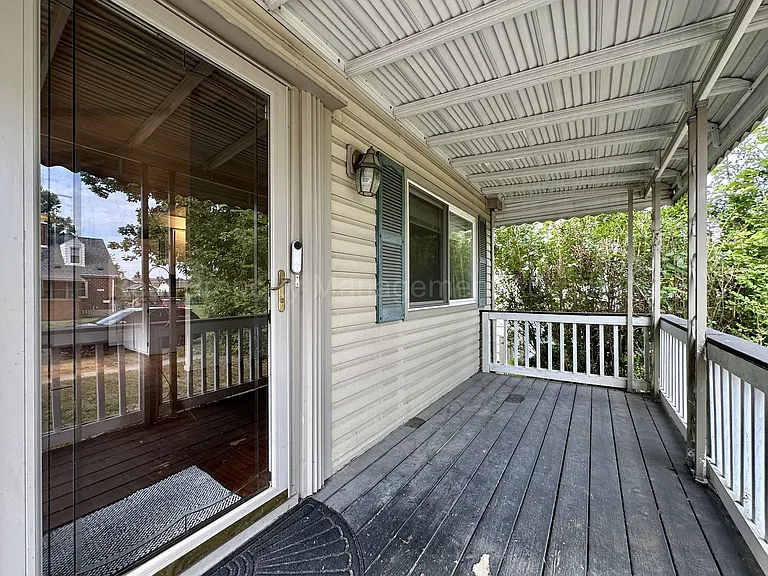 574 Ardmore — Photo 3