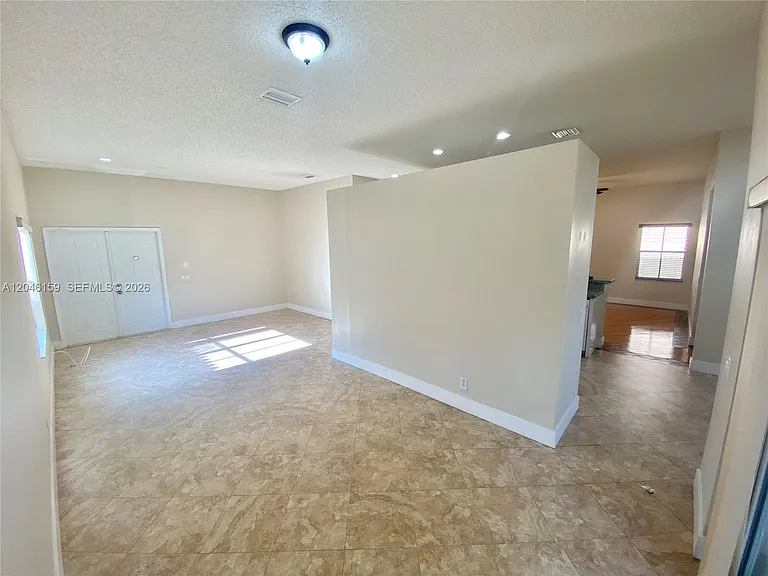 837 Tanglewood Cir — Photo 3