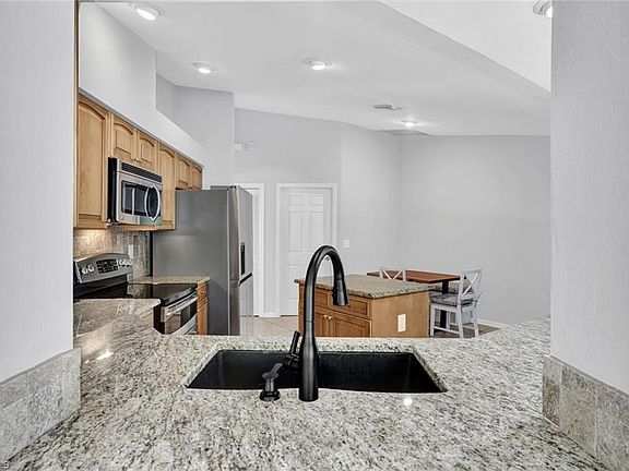 5th image of 10631 Regent CIR