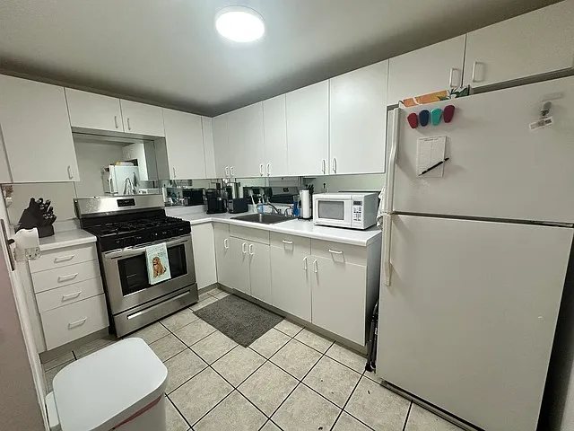 253 E Delaware Pl #16E — Photo 3