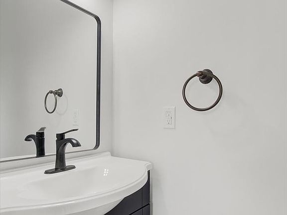 5th image of 210 Cottage Dr