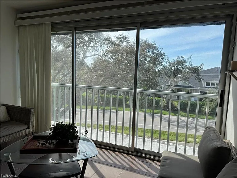 1900 Alamanda Dr #303 — Photo 8