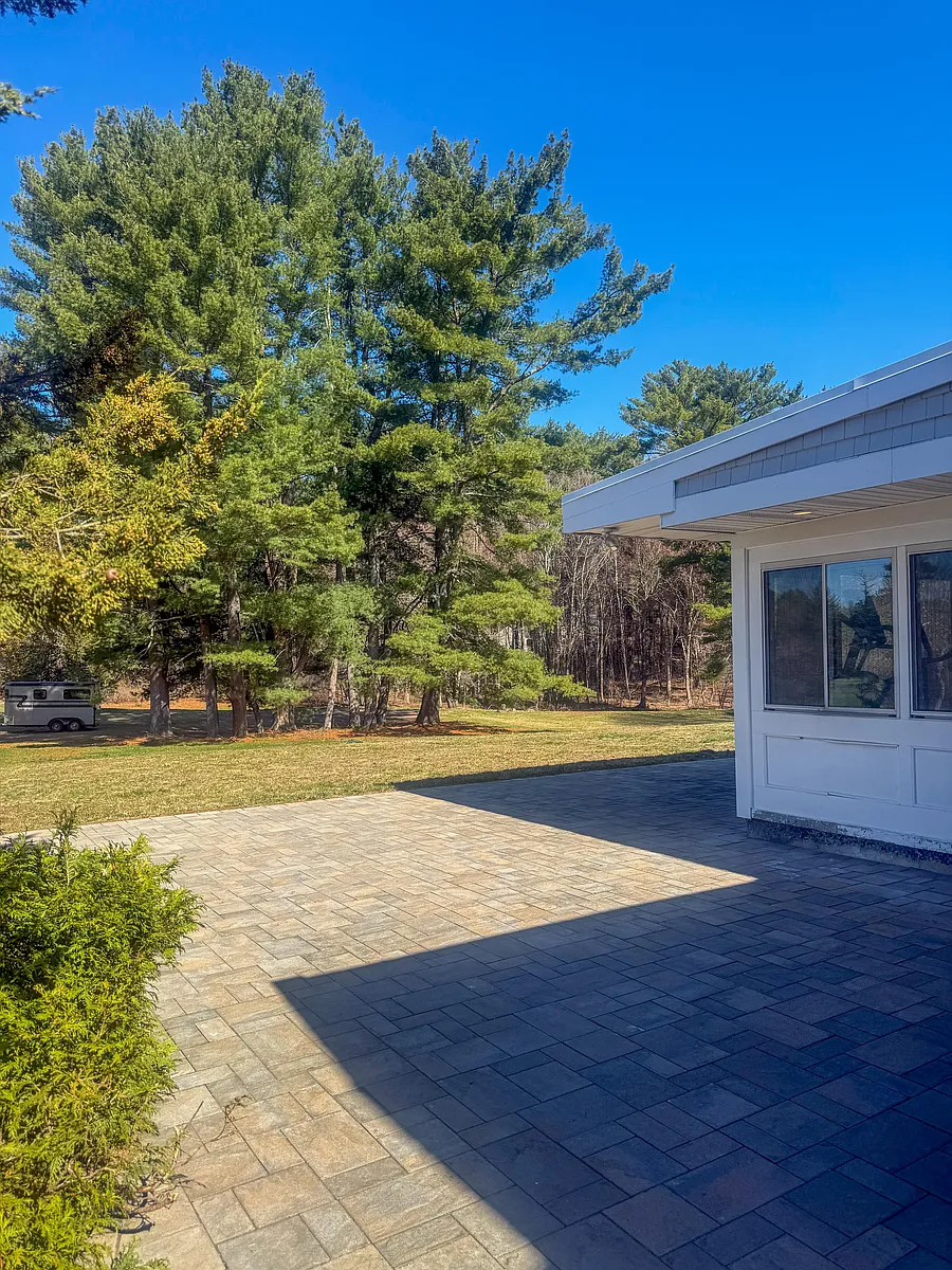 gorgeous patio and backyard - 5 Endicott Rd