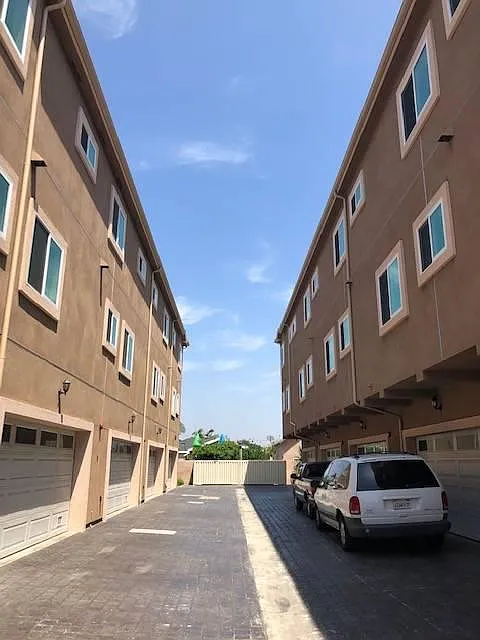 Gated Condo - 5053 W 109th St