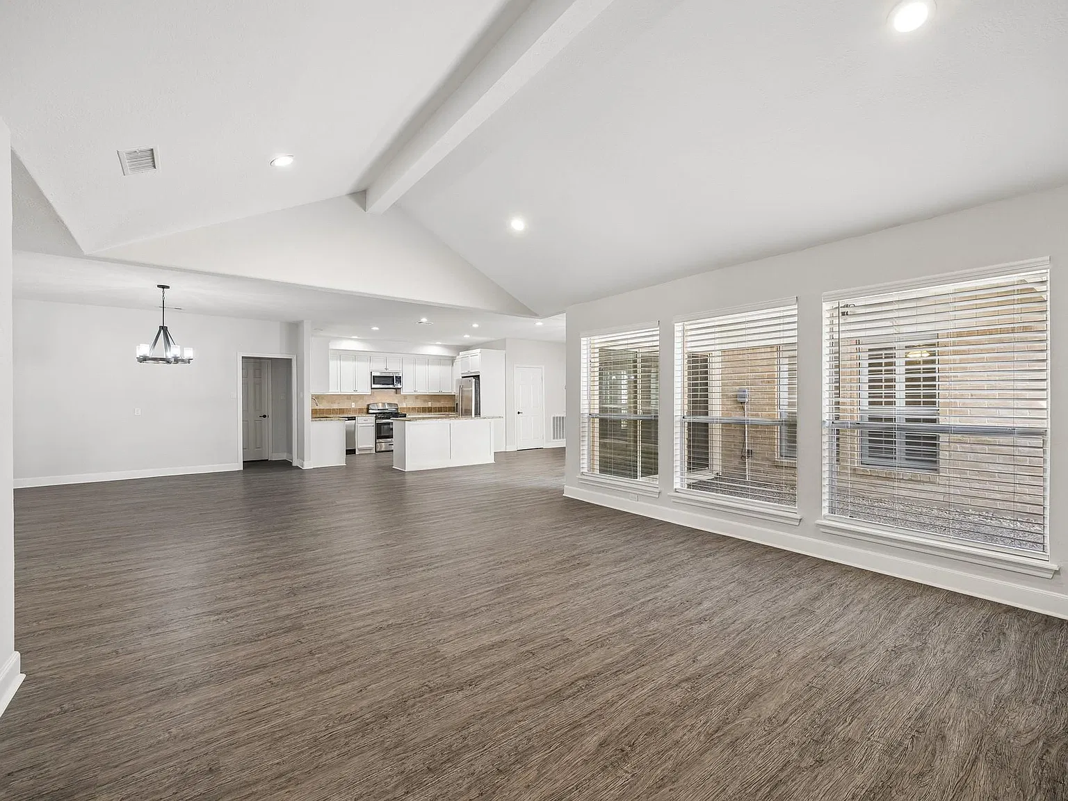 3 bed, 2.0 bath, 2278 sqft, $2,000 — Photo 3