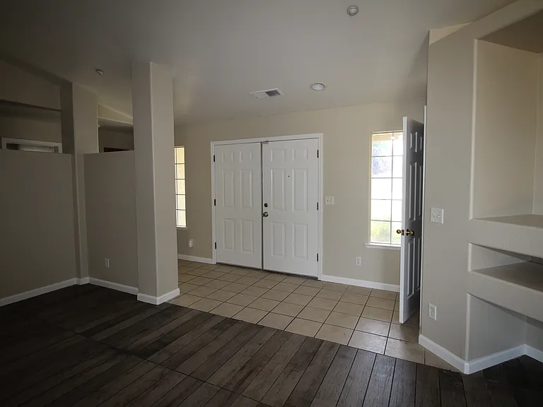 5325 N Rosalia Ave — Photo 2