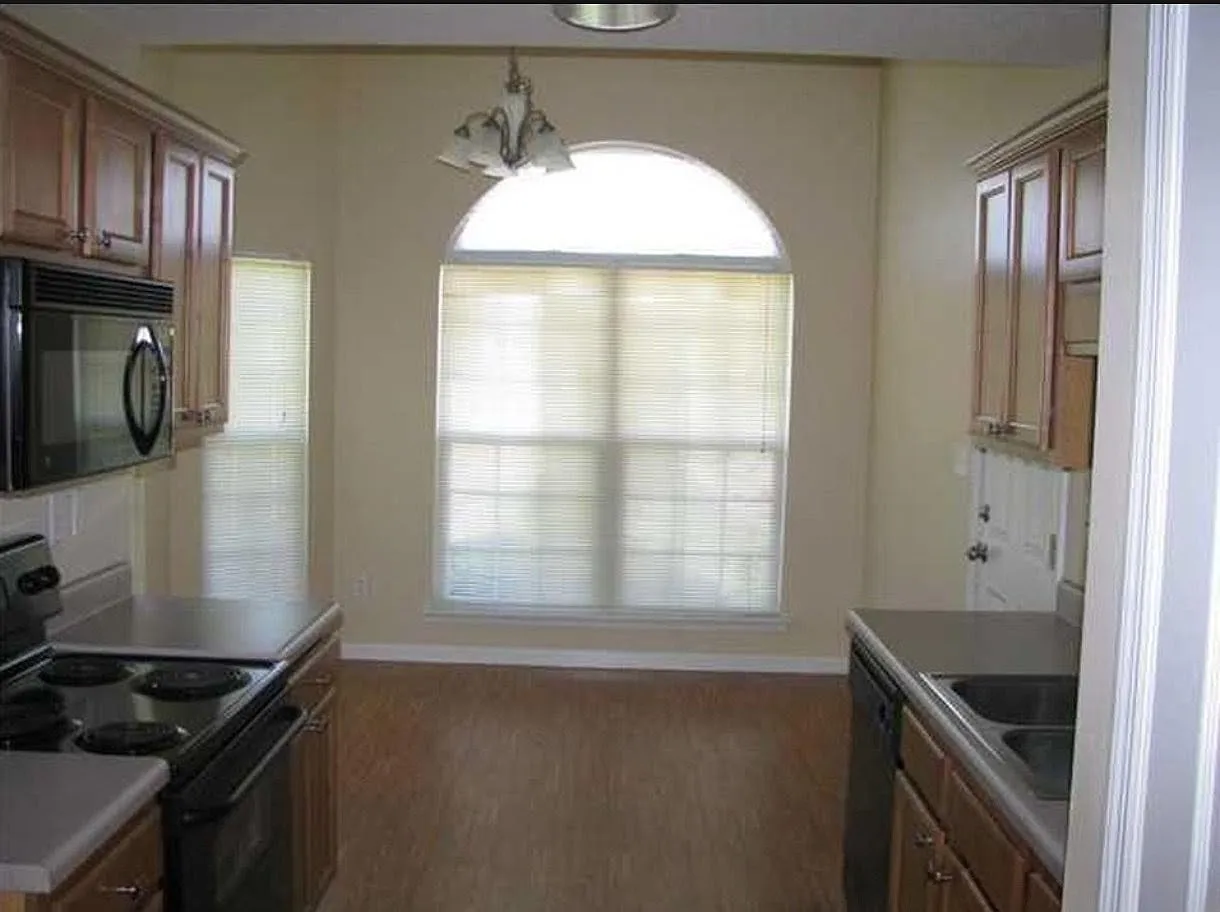3 bed, 1367 sqft, $1,700 — Photo 1