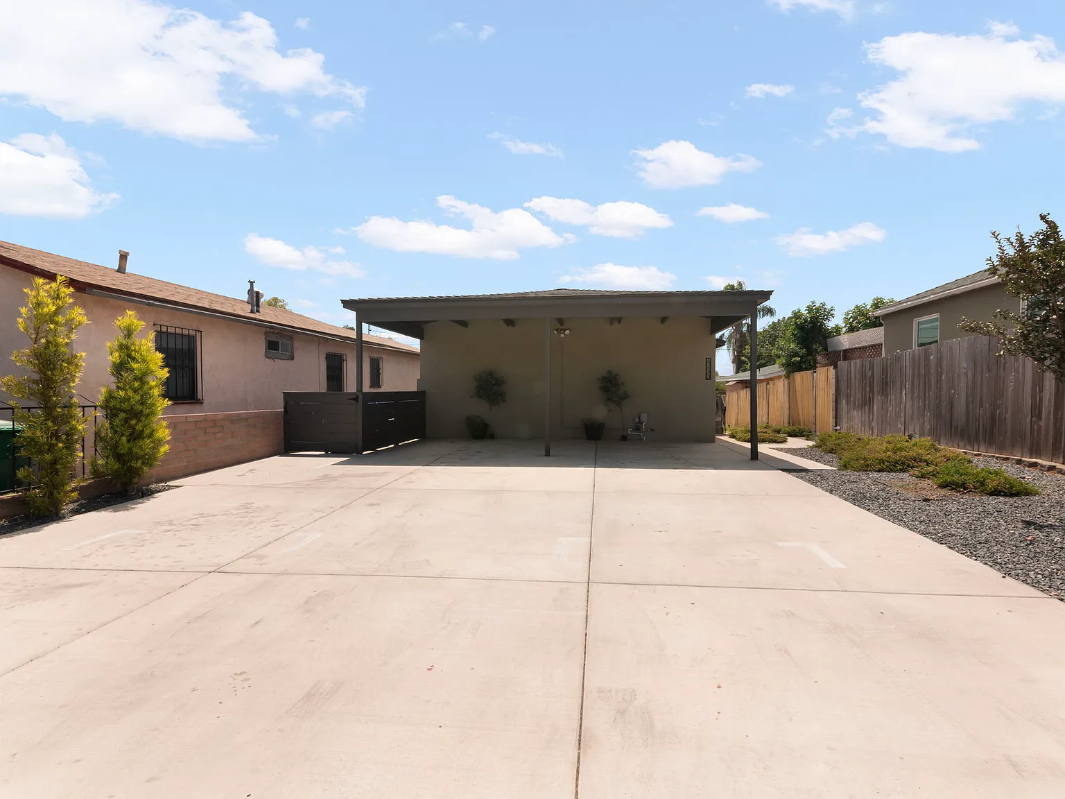 3 bed, 900 sqft, $3,500 — Photo 1