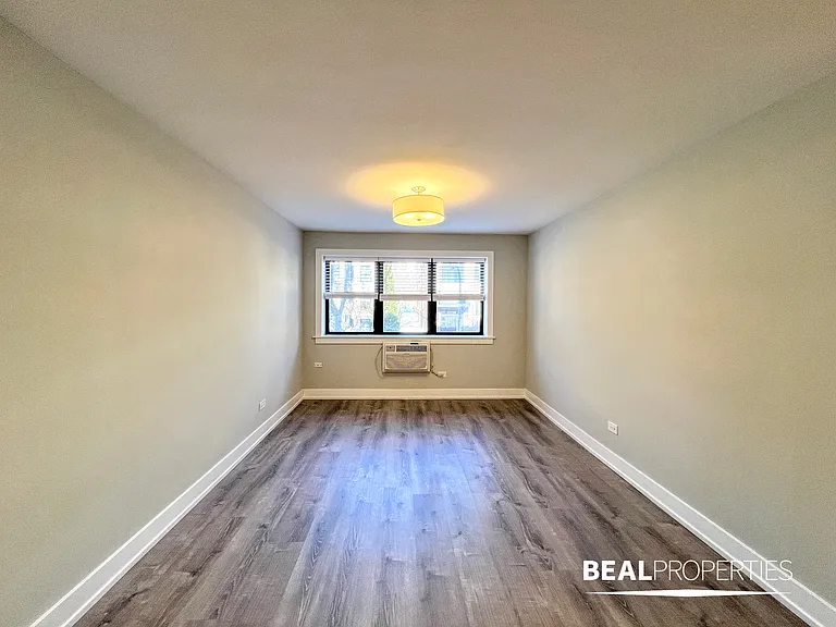 445 W Barry — Photo 94