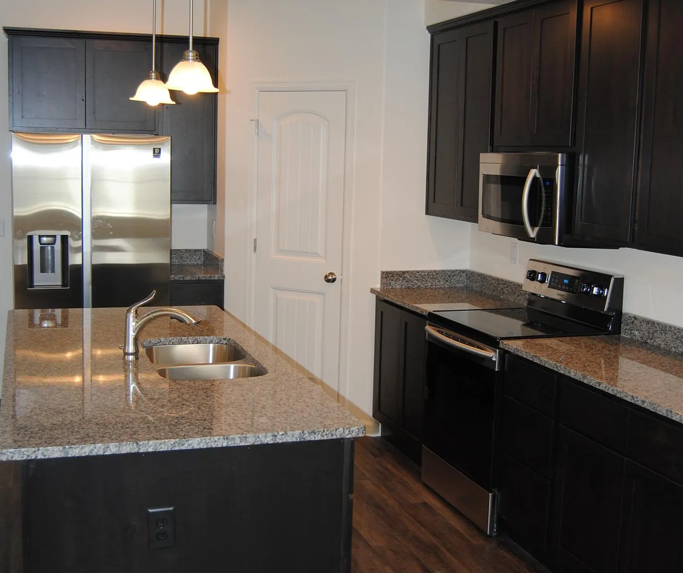 3 bed, 2116 sqft, $2,200 — Photo 2