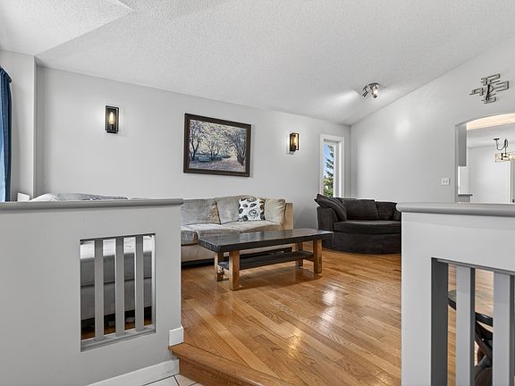 3rd image of 592 Rainbow Cres